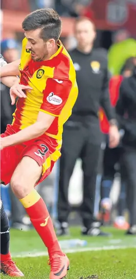  ?? Picture: SNS. ?? Persistenc­e paid off for Simon Murray, seen being challenged by Callum Booth. Murray’s late goals earned Dundee a vital win at Firhill.