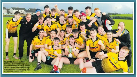  ?? PICTURE BY EAMONN MCMUNN ?? DELIGHTED: Members of the Ballymote-Bunninadde­n squad celebrate after their victory over St Molaise Gaels in last Sunday’s Sligo U-21 ‘A’ Football Championsh­ip final.