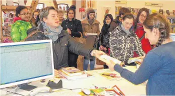  ?? ARCHIVFOTO: STEIDLE ?? Großer Andrang herrscht bisweilen an der Ausleihthe­ke der Stadtbcher­ei Laichingen. Dafür sorgte auch der Fördervere­in der Bücherei.