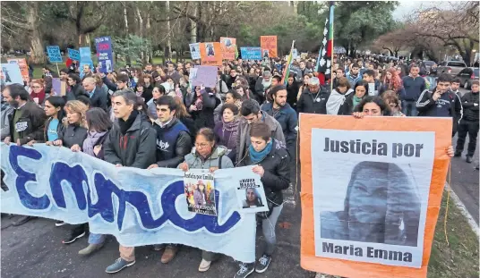  ?? santiago hafford ?? Con banderas y carteles, miles de estudiante­s se movilizaro­n por las calles del centro platense