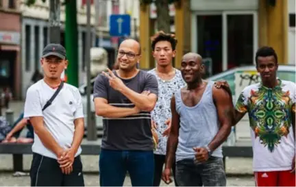  ?? FOTO VICTORIANO MORENO ?? Hicham El Mzairh (midden) op het De Coninckple­in tussen een aantal basketbals­pelers. “Ik word steeds vaker gevraagd om op verschille­nde plaatsen in Europa te draaien.”