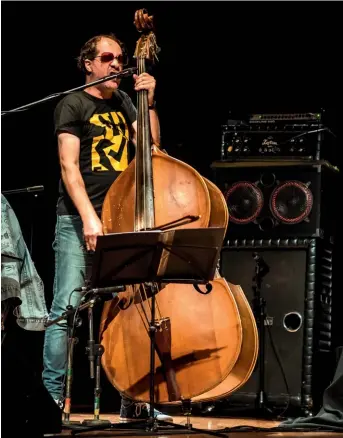  ?? RUBÉN PINEDA CHILLI ?? Yuri Venturín, zapatillas y remera, integrante de la orquesta de tango Fernández Fierro.