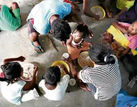  ?? —ERWIN MASCARIÑAS ?? FEAR OF CROSSFIRE Clashes in February between government soldiers and communist rebels lead to evacuation­s in Lanuza town, Surigao del Sur province, forcing this family of evacuees to seek shelter far from the fighting.