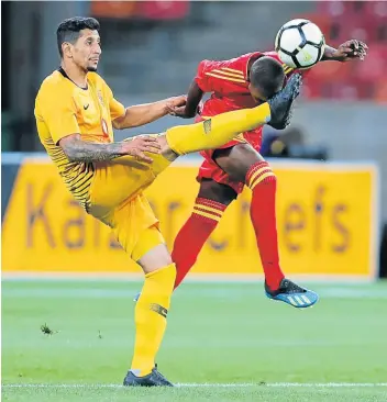  ?? Picture: RICHARD HUGGARD/GALLO IMAGES ?? ON FIRE: Leonardo Castro, in action against Zimamoto’s Amour Hussein during a Caf Confederat­ion Cup match, is expected to shine for Chiefs again in Madagascar.