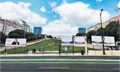  ??  ?? Em cima, os cartazes que mais deram que falar em Lisboa. Ao lado, uma das imagens da campanha de Alexandre Poço.