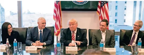  ?? FOTO: DPA ?? 2016 trafen sich Donald Trump und sein Vize-Präsident Mike Pence (2.v.l.) mit führenden Köpfen der Tech-Szene wie Sheryl Sandberg (Facebook), Peter Thiel (Investor) und Tim Cook (Apple, v.l.).
