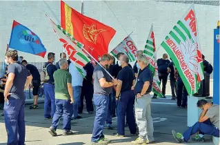  ??  ?? Il presidio
La decisione è stata comunicata ai lavoratori alle 13 e subito è stato proclamato lo sciopero, che proseguirà oggi. A Osio Sotto lavorano 350 persone, 297 dipendenti Sematic e 50 assunte del Gruppo Wittur