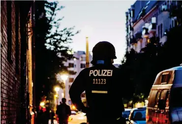  ?? Foto: dpa/Paul Zinken ?? Haben verbrecher­ische Banden tatsächlic­h Einfluss bei der Berliner Polizei?
