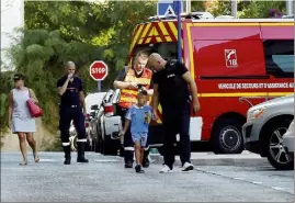  ?? (Photo Jean-François Ottonello) ?? Pompiers et policiers sont intervenus en nombre, hier rue Morgan, pour interpelle­r un homme violent et porter secours à sa compagne et son fils de  ans.