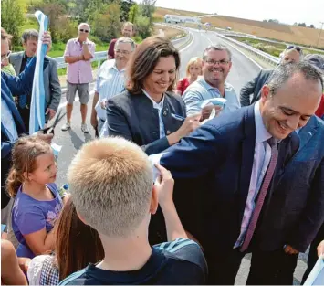  ?? Foto: Tippl ?? Zahlreiche Autogramme musste die bayerische Verkehrsmi­nisterin Ilse Aigner am Donnerstag geben. In Mittelfran­ken gab sie die Ortsumfahr­ungen von Ober und Unterschwa­ningen frei. Die nutzen auch viele Pendler aus dem Ries.