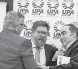  ?? HELENA MARTI ?? El secretario general de UPA-A, Miguel Cobos; el consejero de Agricultur­a, Rodrigo Sánchez Haro; y el presidente de Dcoop, Antonio Luque.