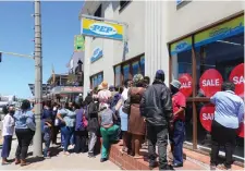  ?? Photo: Jannie du Plessis ?? People waiting for the Pep store to open so they too could benefit from the donation.