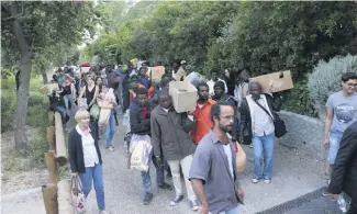  ?? (Photo Cyril Dodergny) ?? Les demandeurs d’asile, sans toit, ont été évacués du parc d’Estienne-d’Orves.
