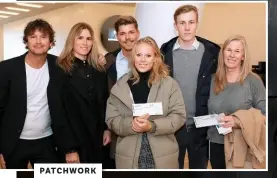  ??  ?? PATCHWORK
NOVEMBER 2019 IN DER ELBPHILHAR­MONIE TV-Produzent Maze Kahle mit Partnerin Britta Becker sowie die Kerner-Kinder Emily und Nik (2. v. r.), Kerner-Schwester Julia (r.) und Emilys Freund Jendrik