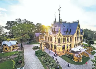  ??  ?? Das historisch­e Backsteins­chloss Wiegschütz (Wiekszyce) beherbergt eines der führenden Restaurant­s Polens.