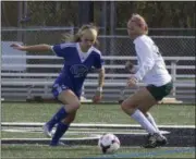  ?? JEN FORBUS — THE MORNING JOURNAL FILE ?? Bay midfielder Grace Frey (31) tries to outmaneuve­r Mansfield Madison midfielder Taylor Huff last season.