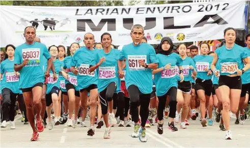  ??  ?? Outdoor fun: Participan­ts starting the 5KM Environmen­t Run 2012 in Taman Tasik Titiwangsa, Kuala Lumpur.