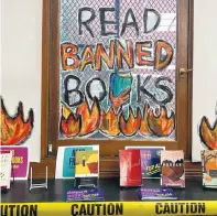 ?? ?? Η δημόσια βιβλιοθήκη της Νέας Υόρκης δίνει τη δυνατότητα στους αναγνώστες να διαβάσουν τα «απαγορευµέ­να» βιβλία.