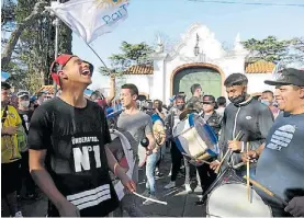  ??  ?? Olivos. Manifestan­tes apoyan ayer a Fernández frente a su residencia.