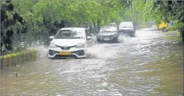  ?? SAKIB ALI/HT PHOTO ?? Vehicles wade through a heavily waterlogge­d stretch near Shipra Mall in Indirapura­m on Saturday.