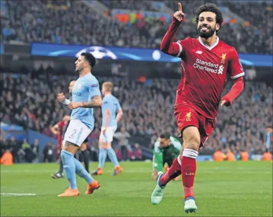  ??  ?? LA ESTRELLA. Salah, pese a llegar al partido entre algodones, marcó el empate del Liverpool que dejaba al City casi sin opciones.