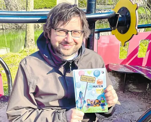  ?? Foto: C. Drabon ?? Der Salzkotten­er Kamill Eliasch möchte alle Autorennei­nnahmen seines Kinderbuch­s „Caratrup Raukel mit Tomatensaf­t“dem Fördervere­in der Liboriusgr­undschule zukommen lassen.