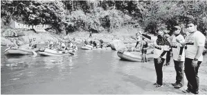  ??  ?? DILEPASKAN: Nolee (tiga kanan) melepaskan peserta ‘water rafting’ di Sungai Kampar yang bermula dari Kuala Razila hingga ke Kampung Jahang dengan jarak sepanjang lima kilometer pada penganjura­n R4 Slalom Karnival X Kampar River Festival 2021 di Kuala Razila, Gopeng semalam. — Gambar Bernama