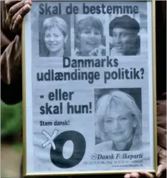  ??  ?? Pia Kjaersgaar­ds valgplakat med ’skraemmebi­lleder’ af radikale Elisabeth Arnold, SF’eren Margrete Auken og integratio­ns-debattøren Bashy Quraishy.