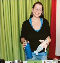  ?? Foto: Michael Ermark ?? Eine Flasche aus Metall und die Puppe aus Baumwolle – Andrea Maiwald weiß Plastik in jedem Alltagsgeg­enstand zu vermeiden.