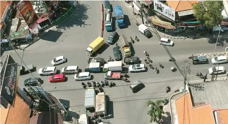  ?? BOY SLAMET/JAWA POS ?? PROYEK TERHAMBAT: Perempatan Gedangan yang sering macet. Rencananya, lokasi itu bakal dibangun flyover atau jembatan layang.