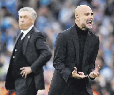  ?? Oli Scarff / AFP ?? Guardiola celebra amb efusió el primer gol del City amb Ancelotti al fons, dimecres a Manchester.