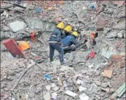  ?? REUTERS ?? Firefighte­rs remove debris as they search for survivors at the site of a collapsed building in Mumbai’s Ghatkopar on Wednesday.