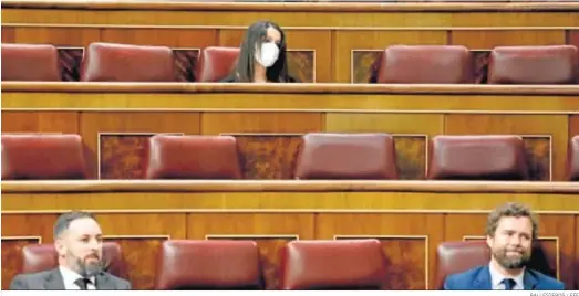  ?? BALLESTERO­S / EFE ?? Inés Arrimadas sigue el pleno de ayer en el Congreso con Santiago Abascal e Iván Espinosa de los Monteros delante.