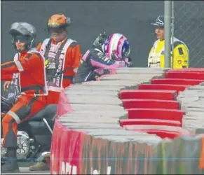  ?? Foto: captura ?? Alonso, desolado tras su abandono, apoyándose en el muro de protección