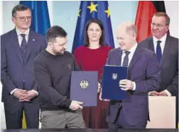  ?? Europa Press ?? Volodímir Zelenski y Olaf Scholz, ayer en el acto de Berlín.