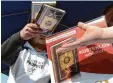  ?? Foto: Strate, dpa ?? Salafisten sorgen auch mit Koran Verteil aktionen für Aufsehen.