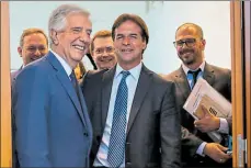  ?? Raúl Martínez/efe ?? • El presidente Tabaré Vázquez recibió ayer al presidente electo, Luis Lacalle Pou, en la sede de Gobierno.