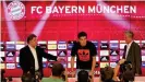  ??  ?? Javi Martínez (centro) el día de su presentaci­ón en el Bayern Múnich. A la derecha, Jupp Heynckes