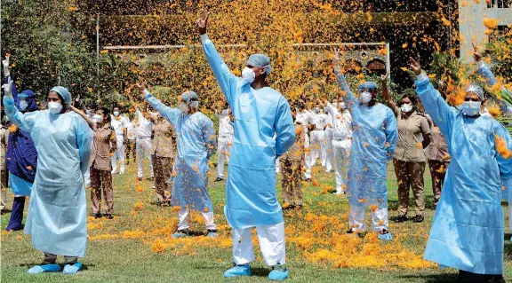  ??  ?? In
India
Una pioggia di petali di fiori viene lanciata da un elicottero dell’esercito per celebrare il personale sanitario dell’ospedale Ashwini di Mumbai