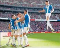  ?? ?? Los jugadores del Espanyol celebran el gol al Atleti.