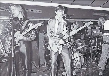  ?? [ Wolfgang Sos/picturedes­k.com ] ?? Mit der Band Drahdiwabe­rl als Bassist 1981 im U4: Es sollte noch ein Jahr bis zur Solokarrie­re dauern.