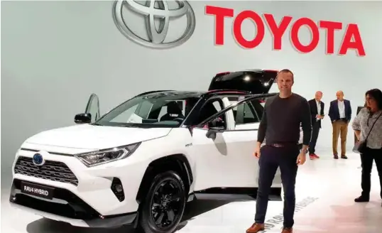  ?? FOTO: PRIVAT ?? Adm. direktør i Toyota Sør, Geir Skogdalen sammen med nye Toyota RAV4 på bilutstill­ingen i Paris der denne ble vist for første gang i Europa.