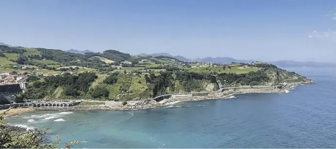  ?? Fotos: Manuel Meyer/dpa ?? Der Berg San Antón liegt auf einer kleinen, vorgelager­ten Halbinsel und bietet Ausblicke auf die baskische Küste.