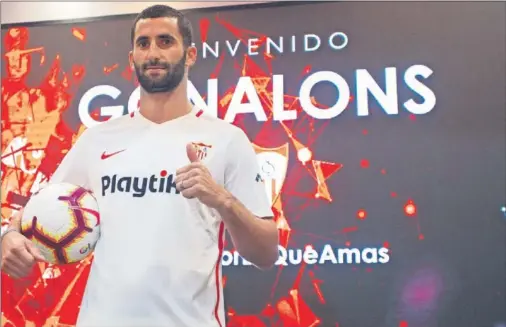  ??  ?? EL OCTAVO. Gonalons posó con la camiseta de su nuevo equipo tras ser presentado.