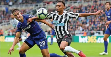  ??  ?? Ross Barkley van Chelsea en Jacob Murphy van Newcastle United duelleren om de bal. (Foto: ESPN)