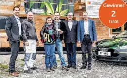  ??  ?? Die glückliche Familie Strasser- Stegmayr ( Mitte) mit den Vertretern von Capatect und Firmenchef Exenberger von der gleichnami­gen Hanfverarb­eiter- Firma aus Ellmau.