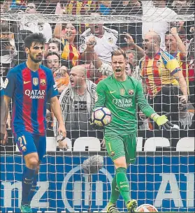  ?? FOTO: PERE PUNTÍ ?? Ter Stegen junto a André Gomes, se lamenta tras uno de los goles del Valencia