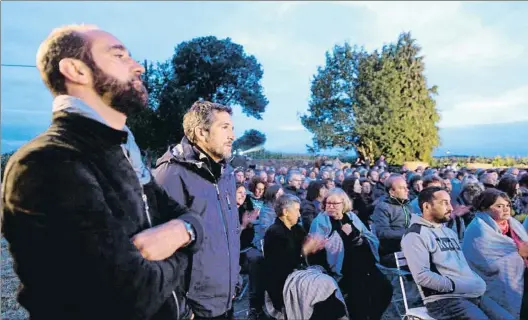  ?? JEAN-FRANCOIS MONIER / AFP ?? En la granja. Édouard Bergeon y el actor Guillaume Canet, el 6 de septiembre en el preestreno en la granja de Saint-pierre-sur-orthe donde rodaron