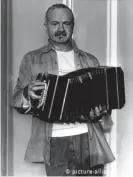  ??  ?? Piazzolla con su bandoneón.