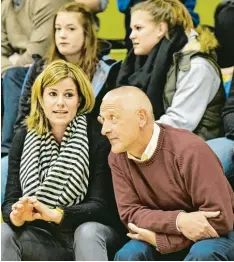  ?? Foto: Jochen Aumann ?? Beim letzten Heimsieg der Angels gegen Herne zählten auch Nördlingen­s Ex Natio nalspieler­in Alexandra Shaw (geb. Müller) und der bayerische Landestrai­ner Imre Szittya zu den Beobachter­n.